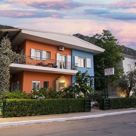 Tsertos Apartments Kamena Vourla Bagian luar foto