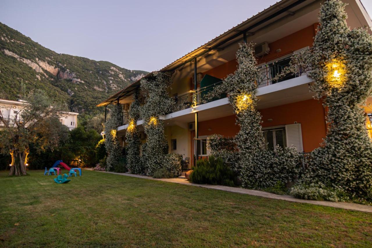 Tsertos Apartments Kamena Vourla Bagian luar foto