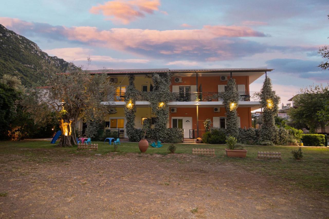 Tsertos Apartments Kamena Vourla Bagian luar foto