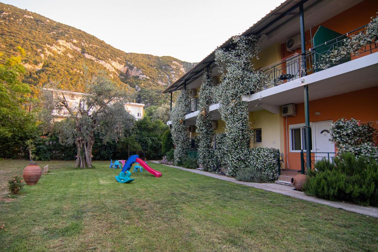 Tsertos Apartments Kamena Vourla Bagian luar foto