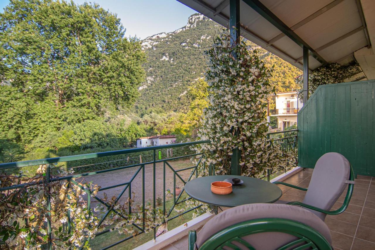 Tsertos Apartments Kamena Vourla Bagian luar foto