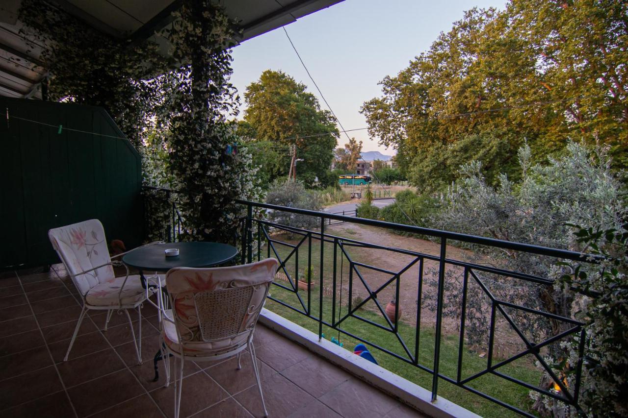 Tsertos Apartments Kamena Vourla Bagian luar foto