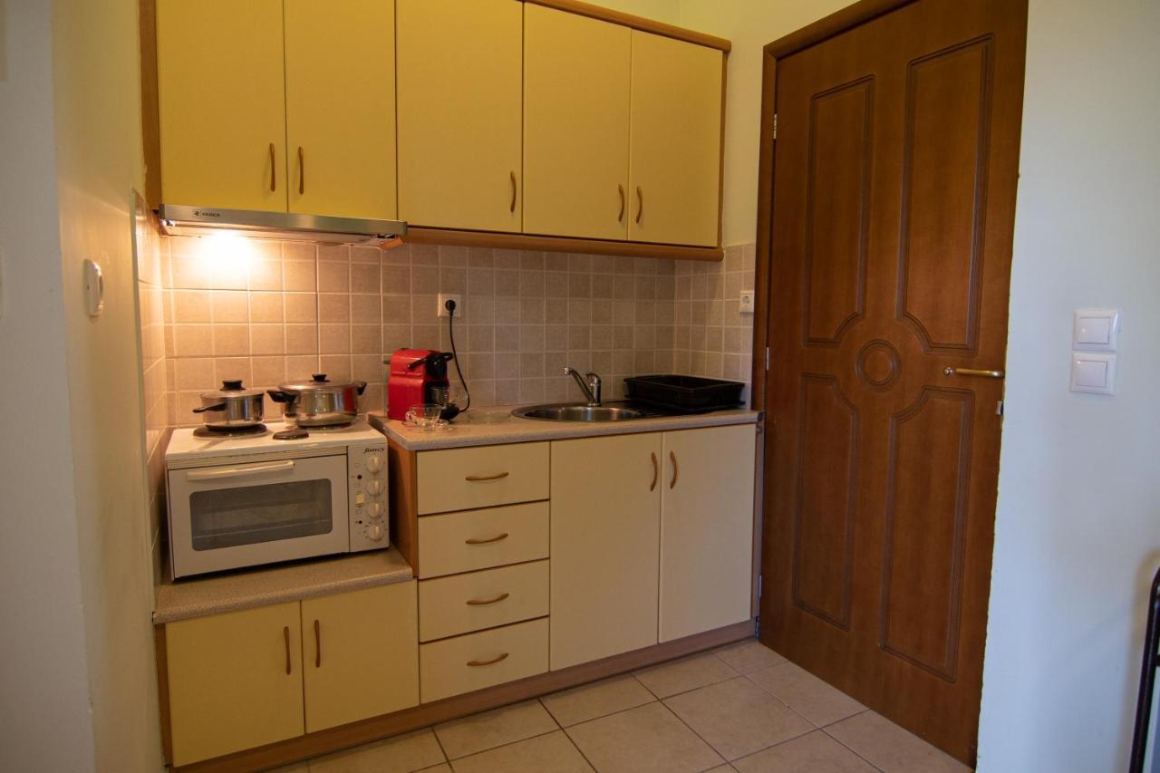 Tsertos Apartments Kamena Vourla Bagian luar foto
