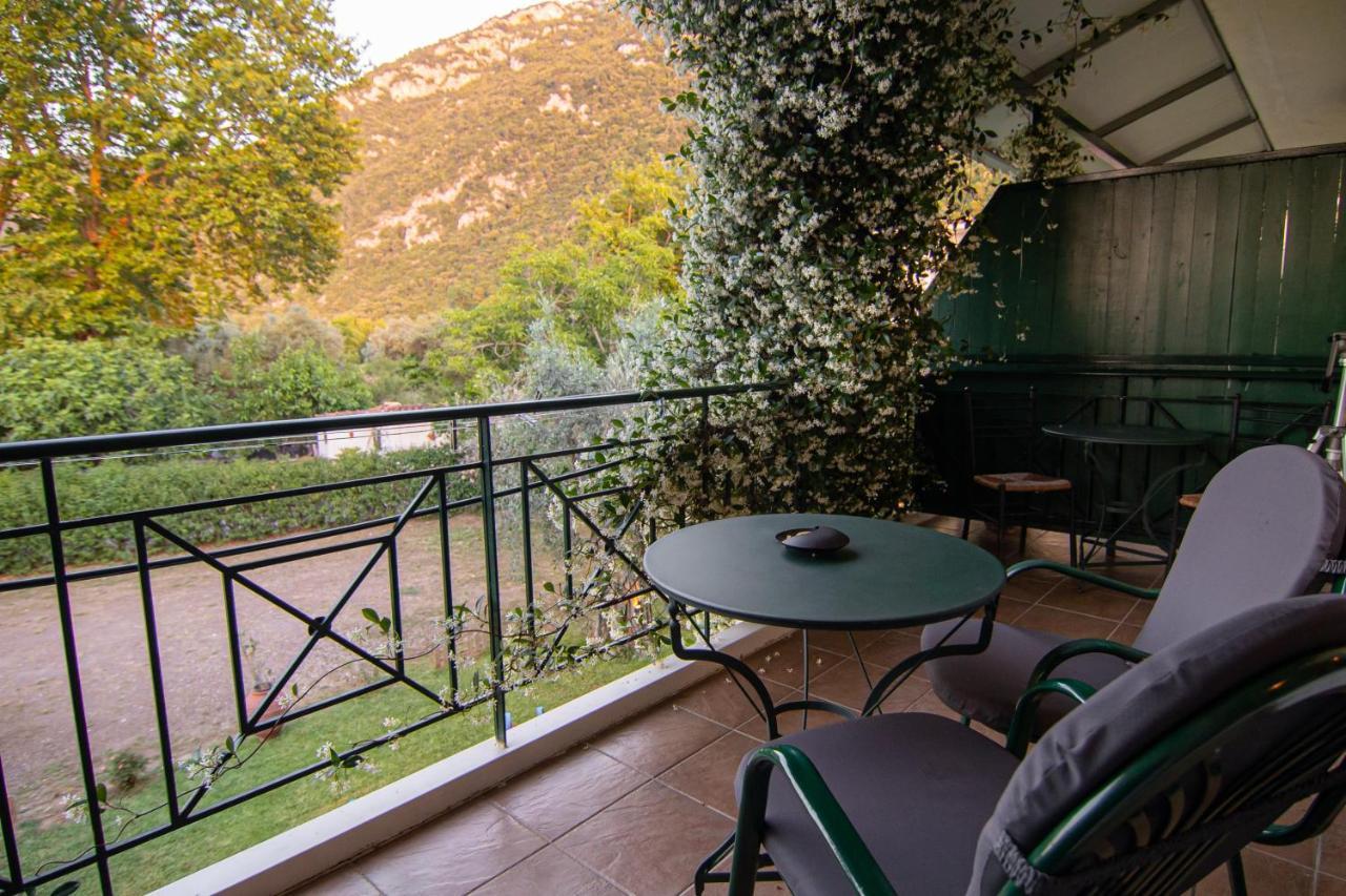 Tsertos Apartments Kamena Vourla Bagian luar foto
