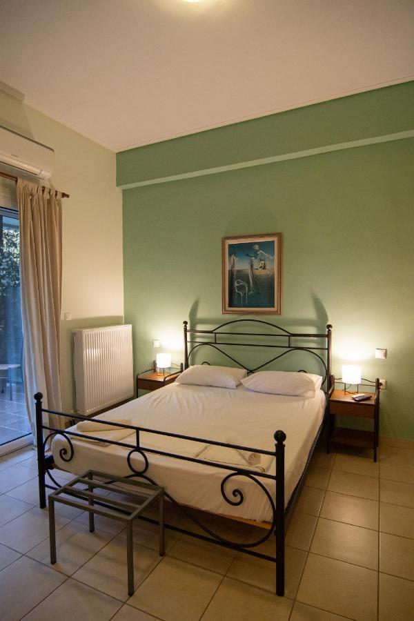 Tsertos Apartments Kamena Vourla Bagian luar foto