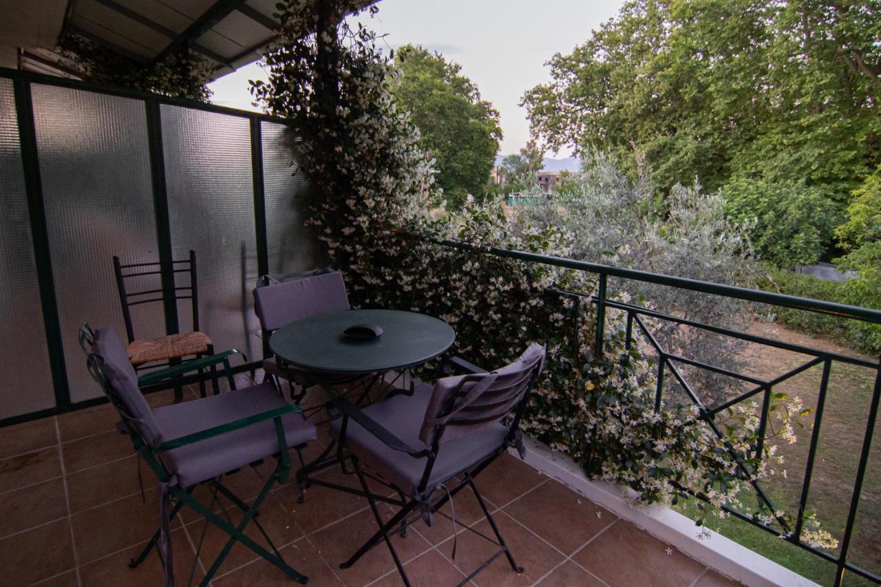 Tsertos Apartments Kamena Vourla Bagian luar foto