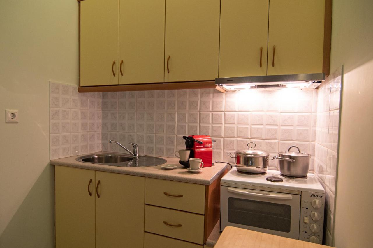 Tsertos Apartments Kamena Vourla Bagian luar foto