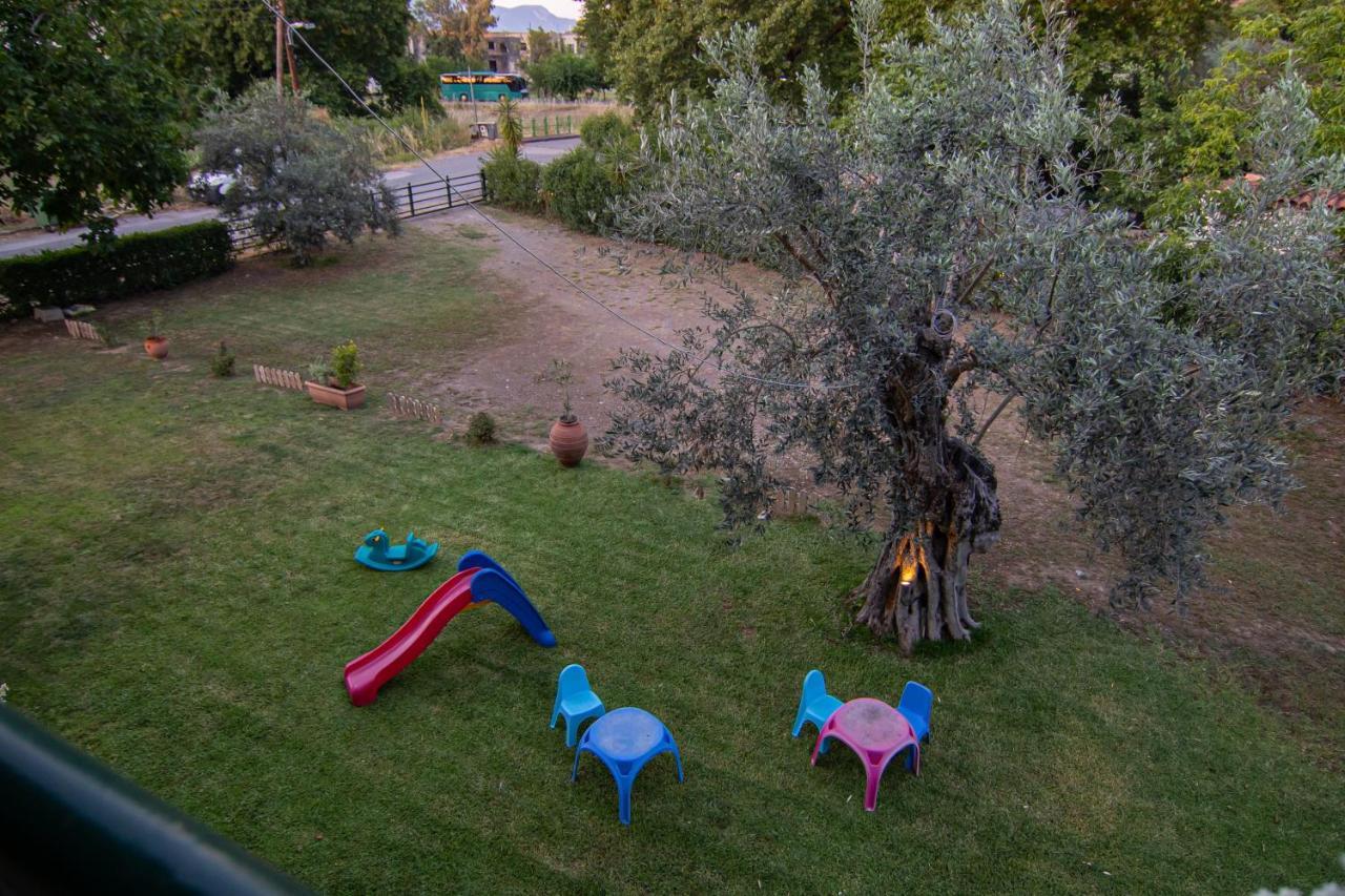 Tsertos Apartments Kamena Vourla Bagian luar foto
