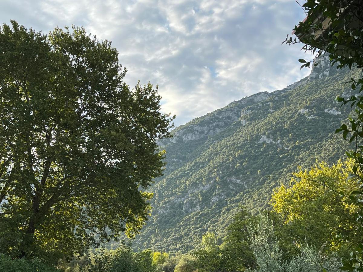 Tsertos Apartments Kamena Vourla Bagian luar foto