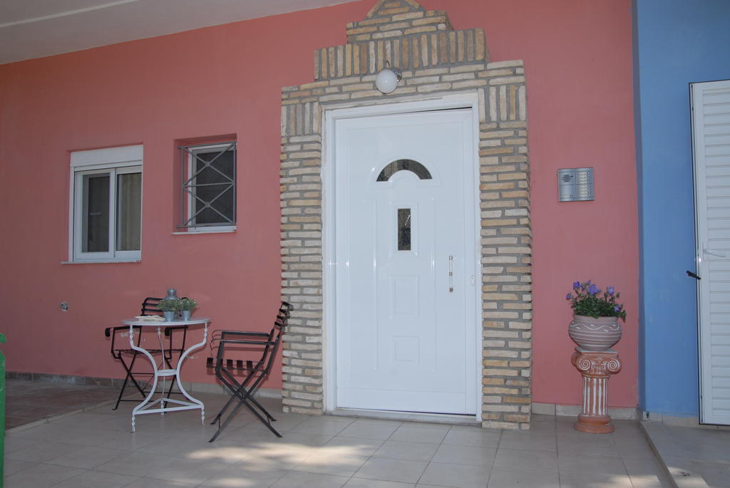 Tsertos Apartments Kamena Vourla Bagian luar foto