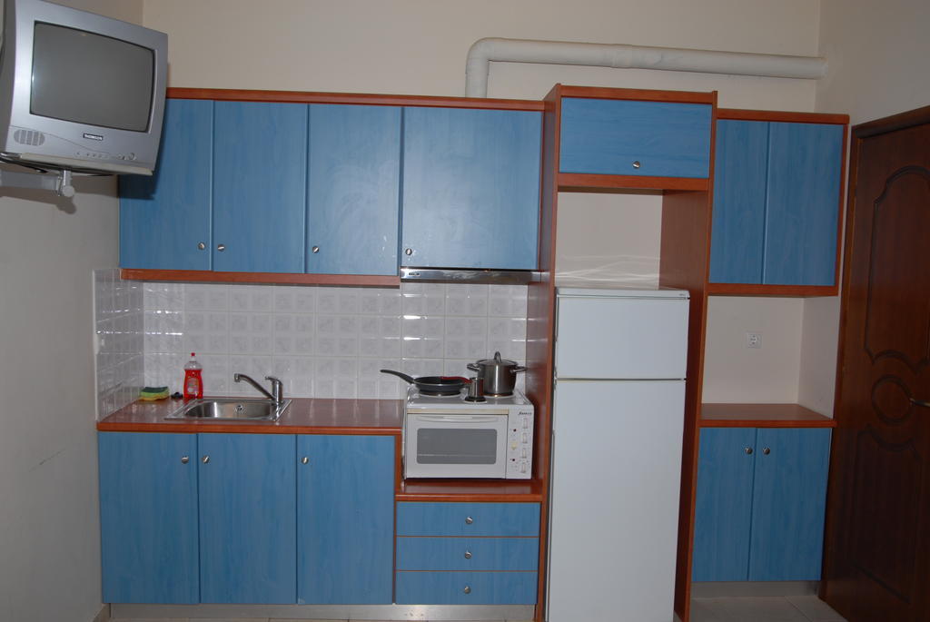 Tsertos Apartments Kamena Vourla Bagian luar foto