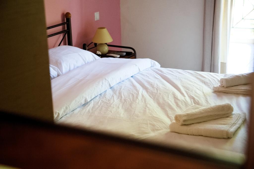 Tsertos Apartments Kamena Vourla Bagian luar foto