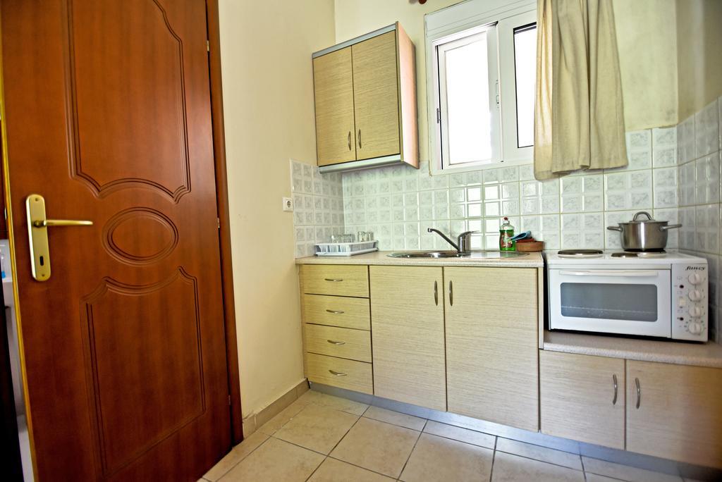 Tsertos Apartments Kamena Vourla Bagian luar foto