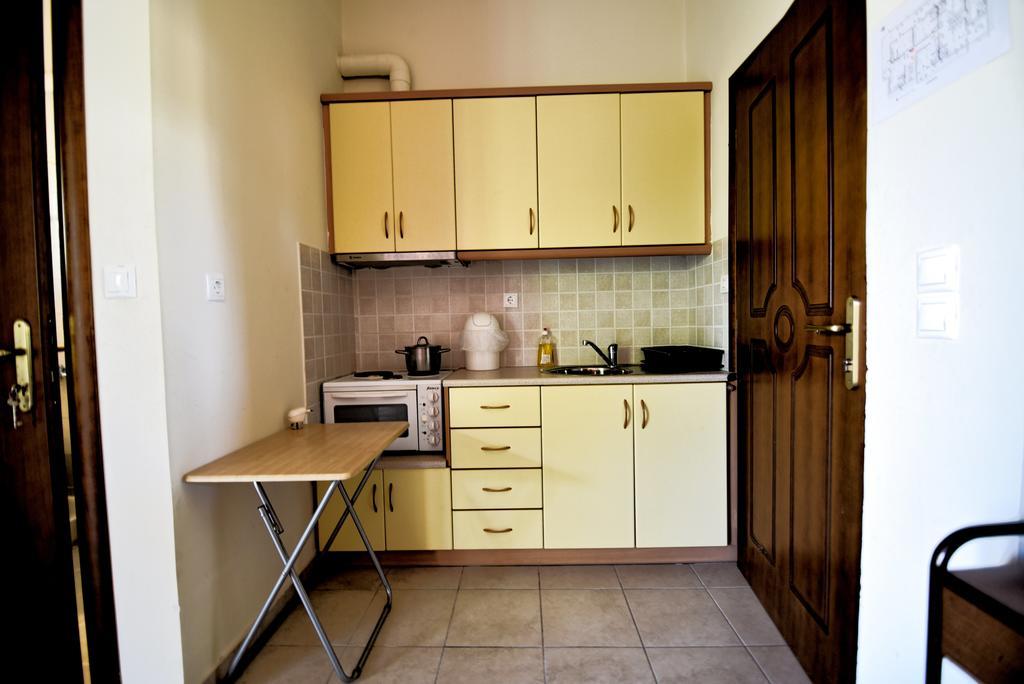Tsertos Apartments Kamena Vourla Bagian luar foto