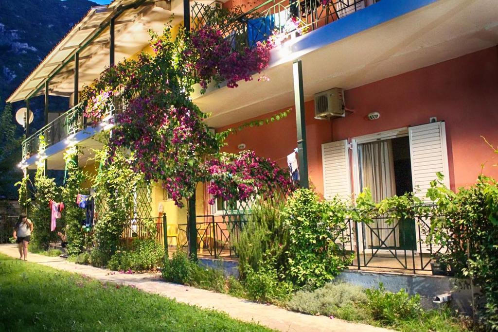 Tsertos Apartments Kamena Vourla Bagian luar foto